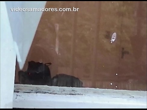 ❤️ Home cachondo mirando á súa moza con outro mozo, gravando un vídeo de carallo sen molestar á parella ❤️ Putas en nós ☑